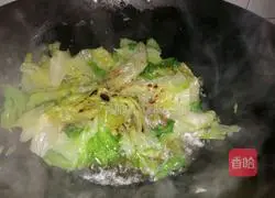 Illustration of how to stir-fry Western cabbage with Oreo olive oil 5