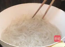 Illustration of how to make Yinya fried vermicelli 1