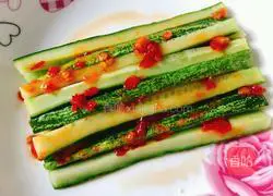 Illustration of how to make cold cucumber strips 3