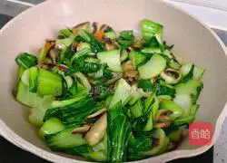 Illustration of how to stir-fry green vegetables with mushrooms 8
