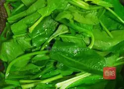 Illustration of how to make spinach with nuts 2