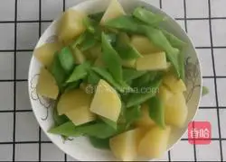 Illustration of how to make spicy stir-fried kidney beans and potato cubes 5