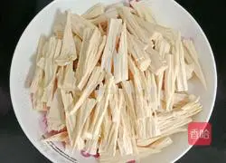 Illustration of how to stir-fry yuba with celery 2