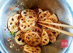 Illustration of how to make spicy lotus root slices 13