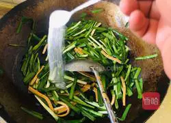 Illustration of how to make fried leeks with dried fragrant seeds 7