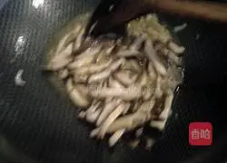 Illustration of how to stir-fry mushrooms with celery 5
