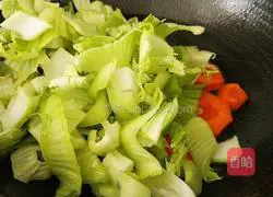 Illustration of how to stir-fry carrots and mustard greens 6