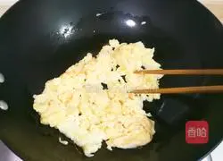 Illustration of how to make fragrant mugwort scrambled eggs 3