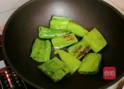 Illustration of how to make garlic tiger pepper 4