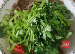 Illustration of how to make coriander mixed with beef 6