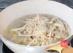 Illustration of how to make spicy and sour shredded lotus root 4