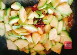 Illustration of how to stir-fry zucchini 8