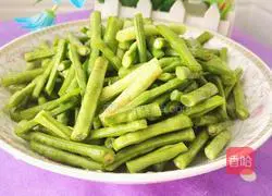 Illustration of how to stir-fry eggplant with beans 5