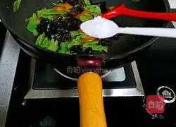 Illustration of how to make stir-fried lettuce with black fungus, carrot and lettuce 6