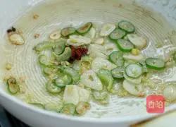 Illustration of how to make sweet and sour lotus root 7