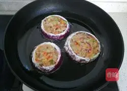 Illustration of how to make onion and potato pancakes 18