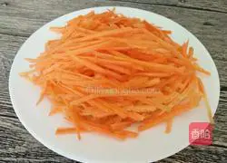 Illustration of how to make spicy fried shredded carrots 2