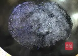 Illustration of how to stir-fry celery and lily 5