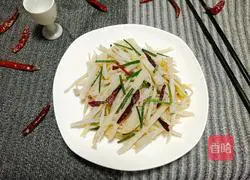 Illustration of how to make spicy and sour shredded lotus root 9