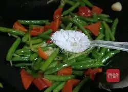 Illustration of how to stir-fry long beans with red pepper and soy sauce 9