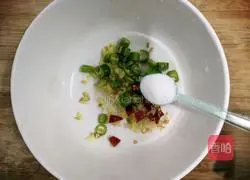 Illustration of how to pour oyster juice 6