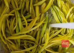 Illustration of how to make stir-fried day lily 4