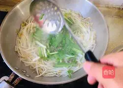 Illustration of how to mix mung bean sprouts with dried shreds 5