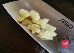 Illustration of how to make garlic lettuce and shredded carrots 3