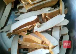 Illustration of how to stir-fry dried tofu with leeks and oil 1