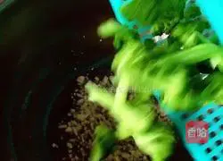 Illustration of how to make hot broccoli 11