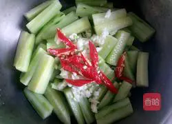 Illustration of how to make cold cucumber 9