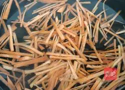 Illustration of how to make three shredded noodles with American soy sauce 7