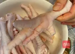 Illustration of how to make pickled pepper and chicken feet 1