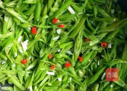 Illustration of how to make garlic water spinach stems 9