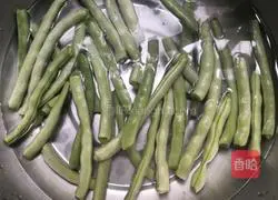 Illustration of how to make garlic green beans 2
