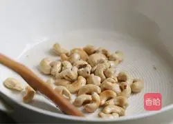 Illustration of how to cook cashew nuts and celery 6