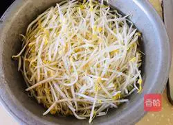 Illustration of how to mix mung bean sprouts with dried shreds 1