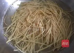 Illustration of how to make cold shredded dried tofu 3