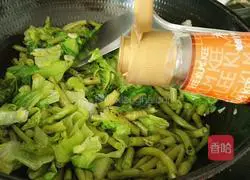 Illustration of how to make fried beans and lettuce 12