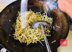 Illustration of how to make fried shredded beef with soybean sprouts and oil 6