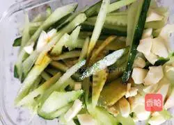 Illustration of how to make cold cucumber shreds 3