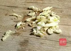 Illustration of how to make stir-fried chrysanthemum and cabbage 2