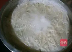 Illustration of how to make fermented black beans mixed with enoki mushrooms 3