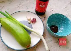Illustration of how to make zucchini with sauce 1