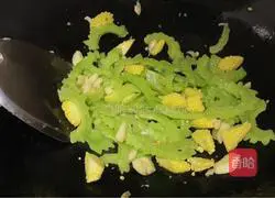 Illustration of how to stir-fry bitter melon with corn shoots 7
