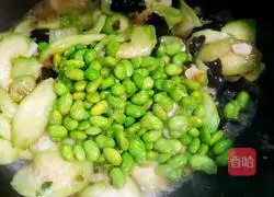 Illustration of how to make edamame, fungus and roasted loofah 9