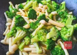 Illustration of how to stir-fry broccoli and mushrooms 10