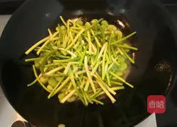 Illustration of how to stir-fry broad beans with garlic sprouts 7