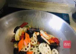 Illustration of how to make fried lotus root with fungus, carrot and lotus root 10