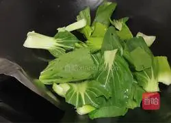How to stir-fry wolfberry with Shanghai greens Illustration 4
